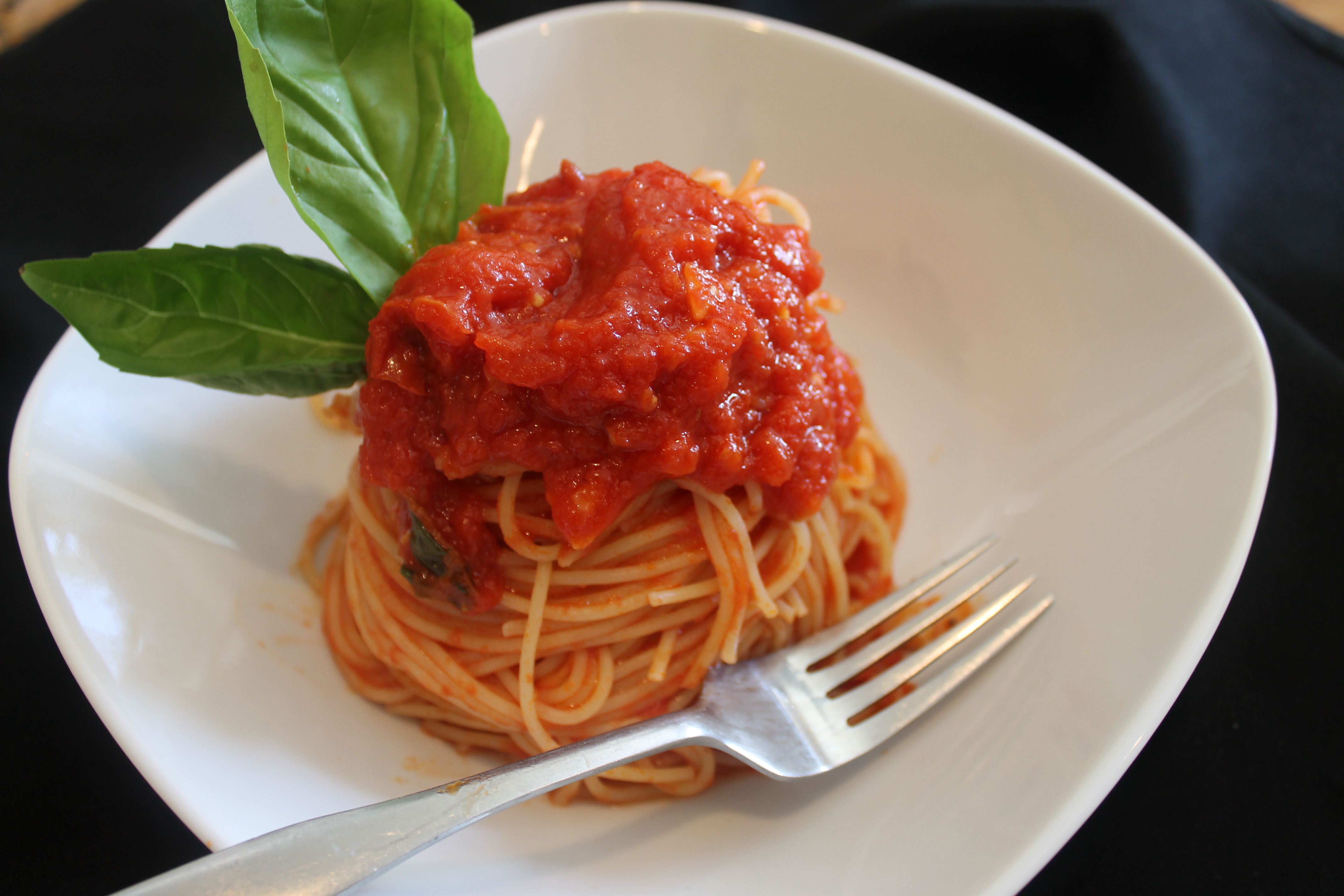 Spaghetti al Pomodoro Con Basilico